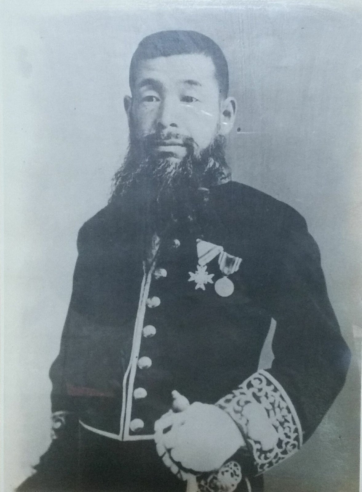 勲章を付けた正装の写真。撮影年は分かっていない（1916年没）